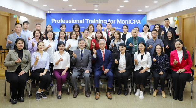 한국공인회계사회 임직원과 몽골회계사협회 회원 등이 회계사회 본관 대강당에서 기념사진 촬영을 하고 있다. [한국공인회계사회 제공]